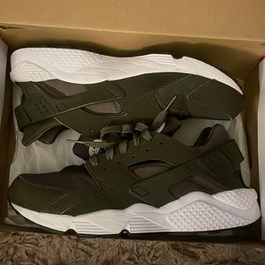 Mens Nike Air Huarache Olive size 11.5 m